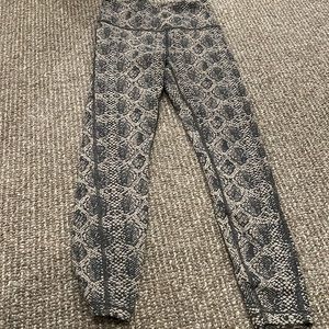 Athleta 7/8 length snakeskin legging size Xxs